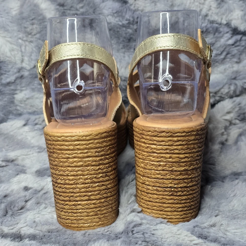 NWOB Bella Vita Women's Pri-Italy Platform‎ Sandals Champagne Gold Size 7